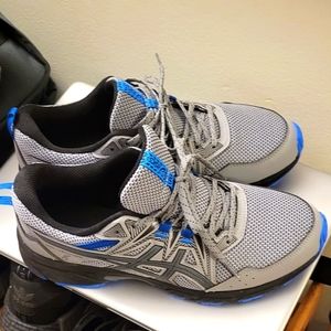 Asics sneakers very nice and comfortable they are size 9 blue and grey and are